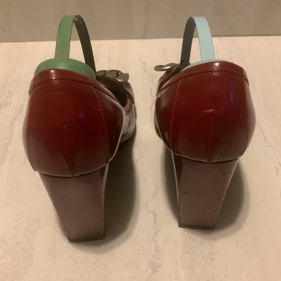 Kalliste Women's Red Classy Patent Front Buckle/Chain Pumps Size 9.5 - Picture 4 of 15